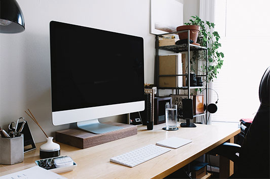 Escritorio iluminado con luz natural