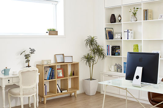 Coloca la mesa de estudio cerca de la ventana