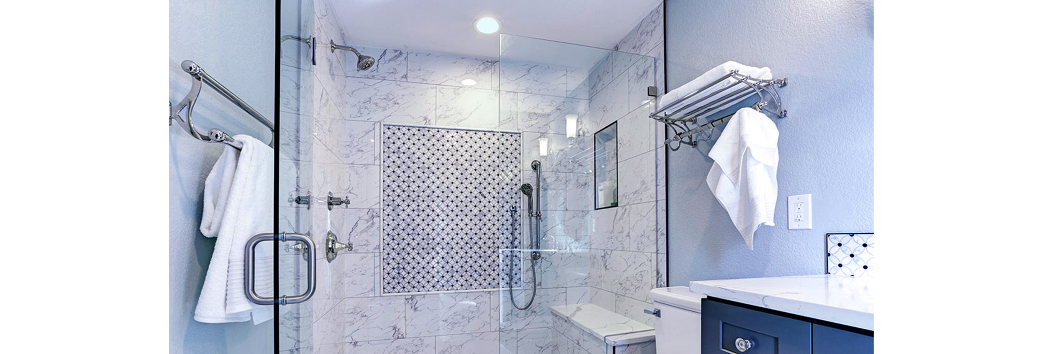 Cuarto de baño iluminado con luz fría